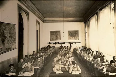1927 Sala de aula com alunos maiores