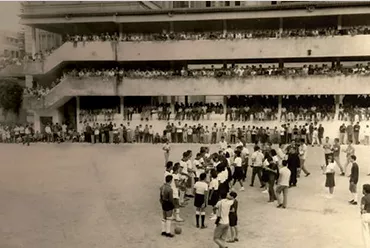 1959 O campo já com o prédio Irmão Rezende ao fundo