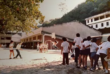 1985 Alunos no campo ainda de areia