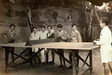 1932 Estudantes jogando tênis de mesa
