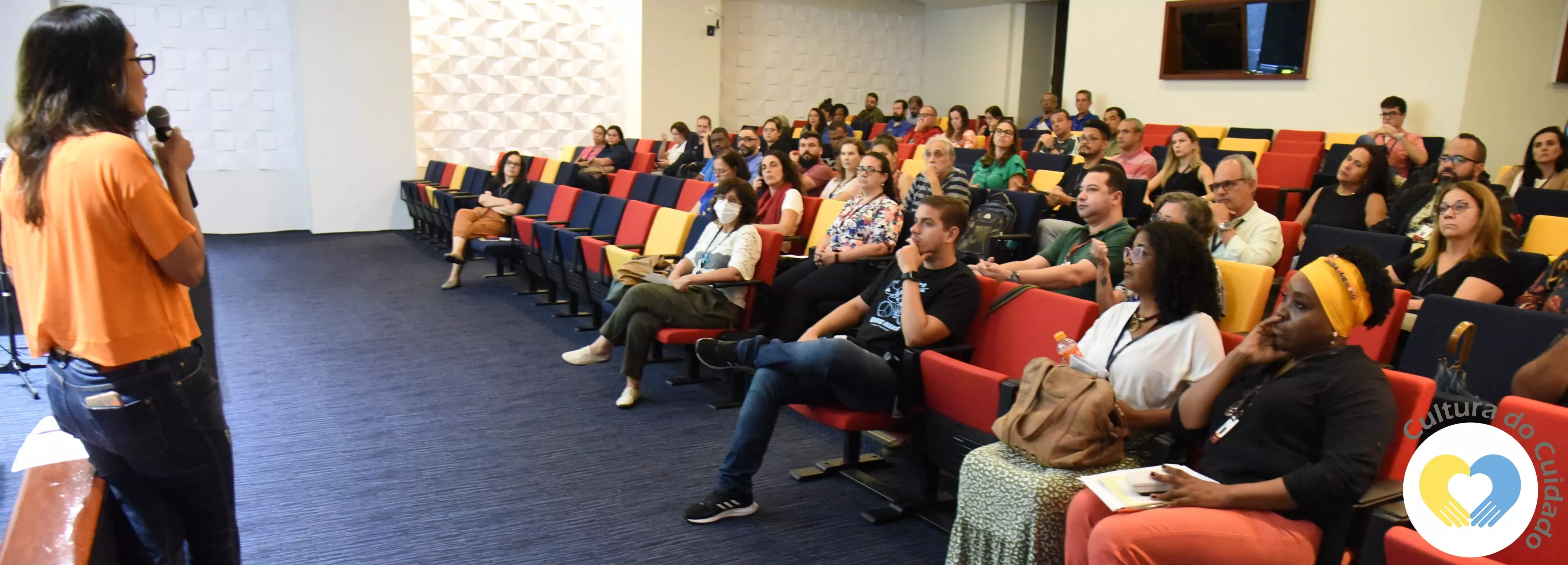 Educadores do Noturno participam de palestra sobre saúde feminina e violência contra a mulher