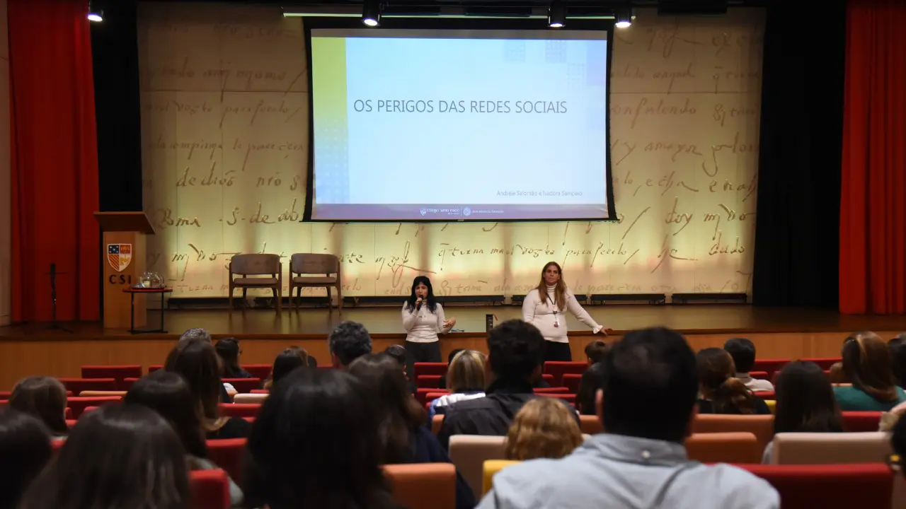 Responsáveis e alunos do 6EF participam de palestra sobre o perigo das redes sociais